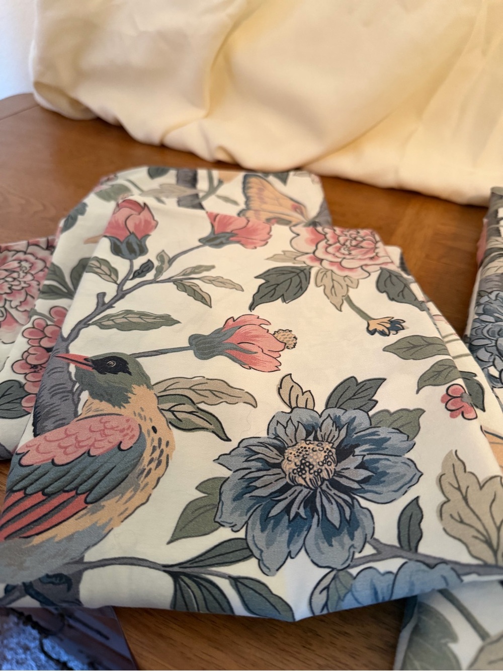 Pottery Barn - Ivory Bloom Sateen Duvet Cover & 2 King Shams - Picture 5 of 12
